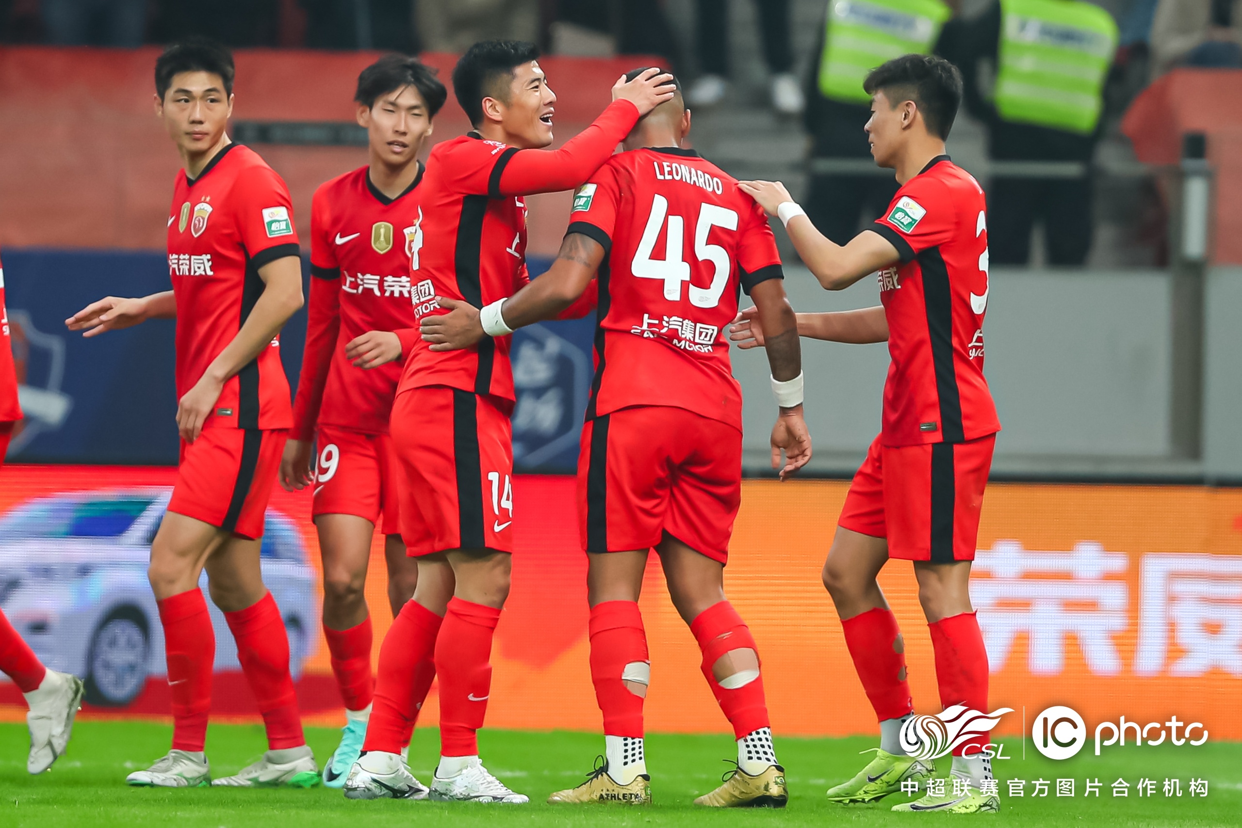 开云在线登陆入口-上海海港迎葡超关键赛，赛后强势反弹，态度坚定，临场指挥获称赞