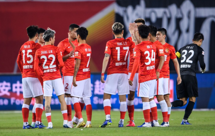 开云中国-广州队发布备战花絮，转会期调整名单，中超任务艰巨，训练强度明显提升