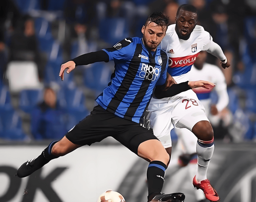 开云中国-足球场上裁判三秒控制球员情绪