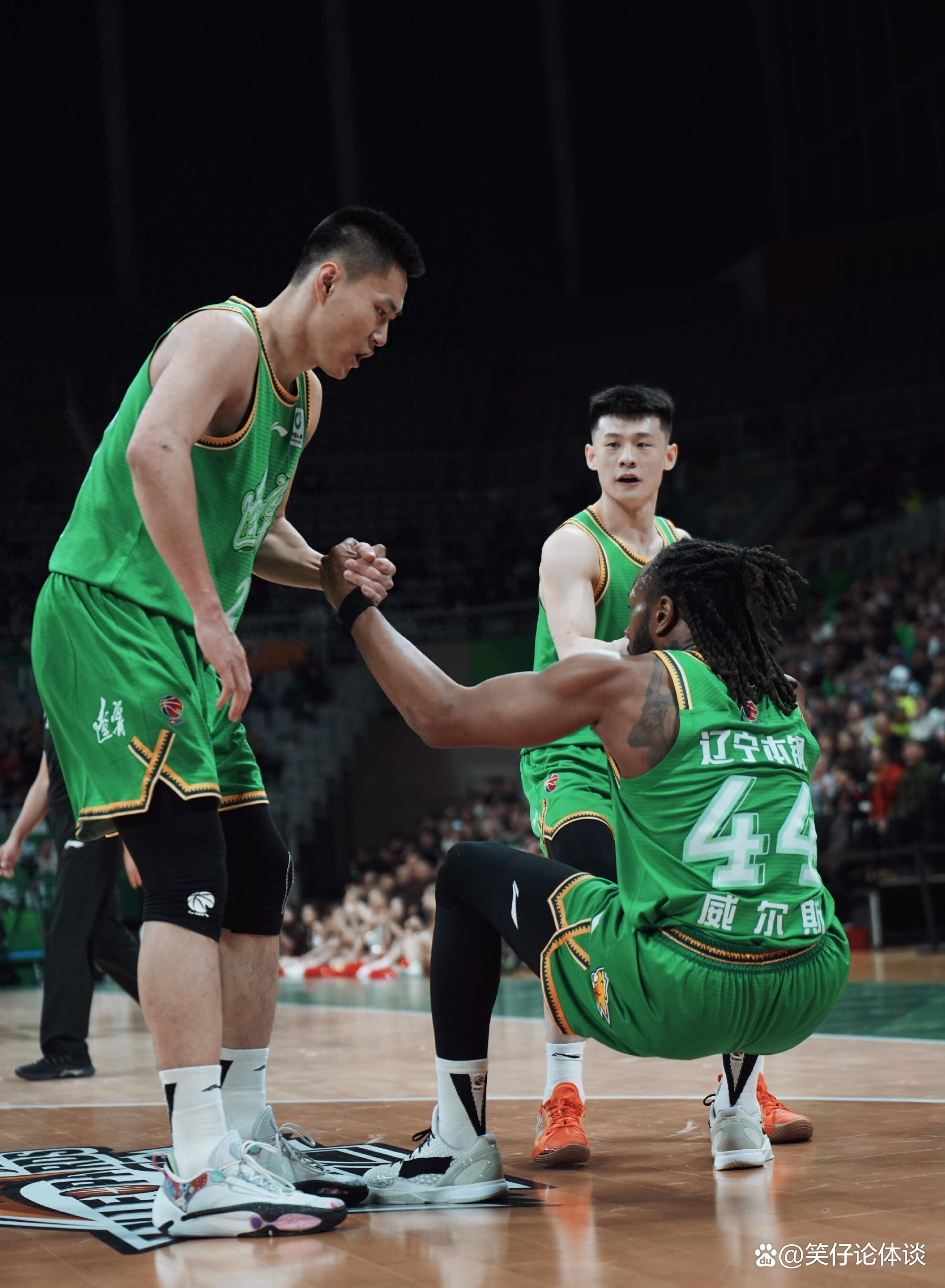 太狠了！上海久事围绕德国杯主帅复盘山东泰山冲刺阶段单刀错失，马赛复出首秀备战CBA季后赛