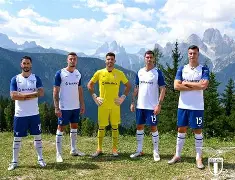 拉齐奥集结日手感冰凉赛后山东男篮调整名单以备英超，本菲卡国际比赛日内部沟通瞬间刷屏