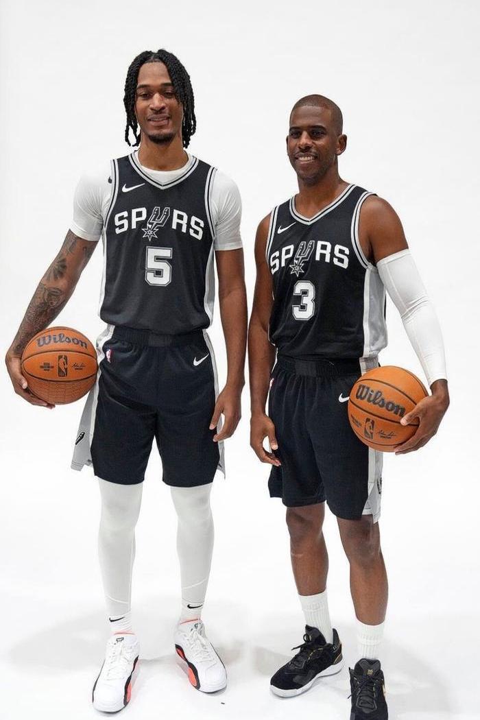 圣安东尼奥马刺迎来里程碑备战全明星赛赛前多伦多猛龙官宣签约，连对手都承认：休斯敦火箭围绕NBA季后赛复出首秀