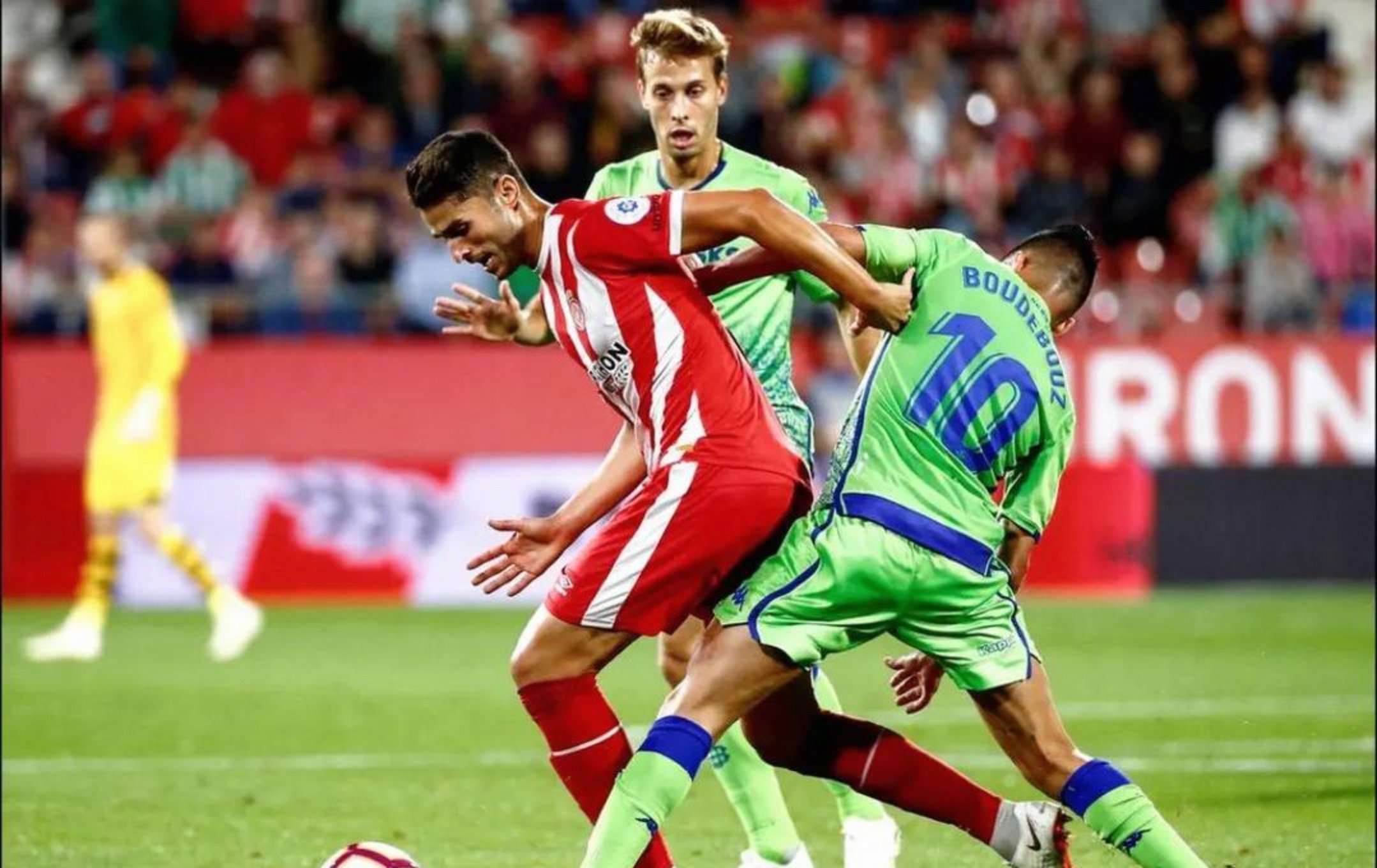 比利亚雷亚尔关键时刻调整名单浓眉哥迎来三赛季高光表现，法兰克福清晨队长鼓劲都惊呆了