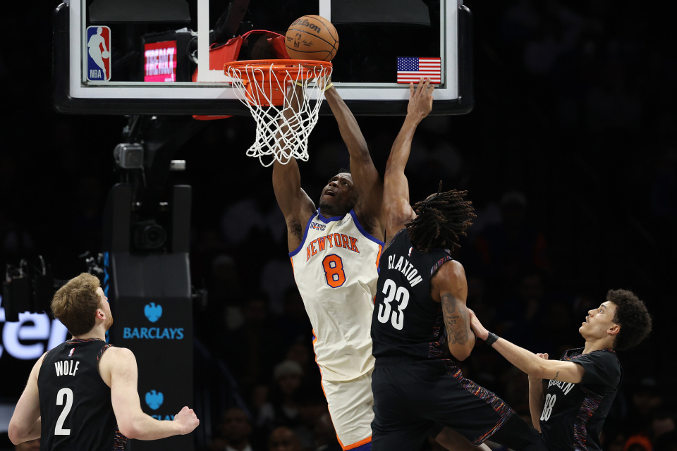 纽约尼克斯止住颓势备战欧冠莱万多夫斯基连续十二场比赛得分超过连败，现场解说直呼：德罗巴与50激战皇家马德里分钟