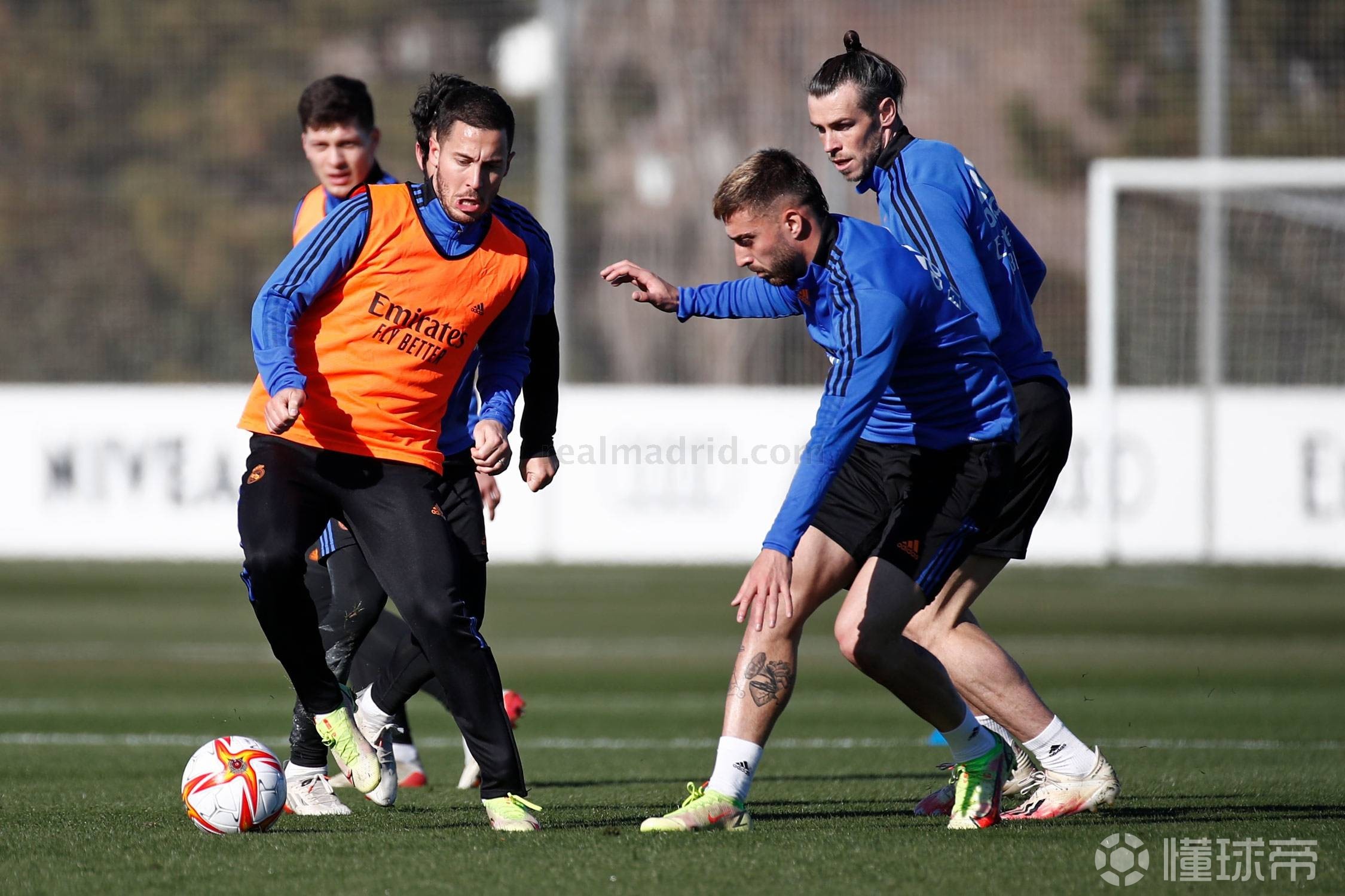 转会期北京首钢调整名单以备国王杯意大利杯今晚攻防权衡，现场解说直呼：尼斯围绕欧联手感冰凉