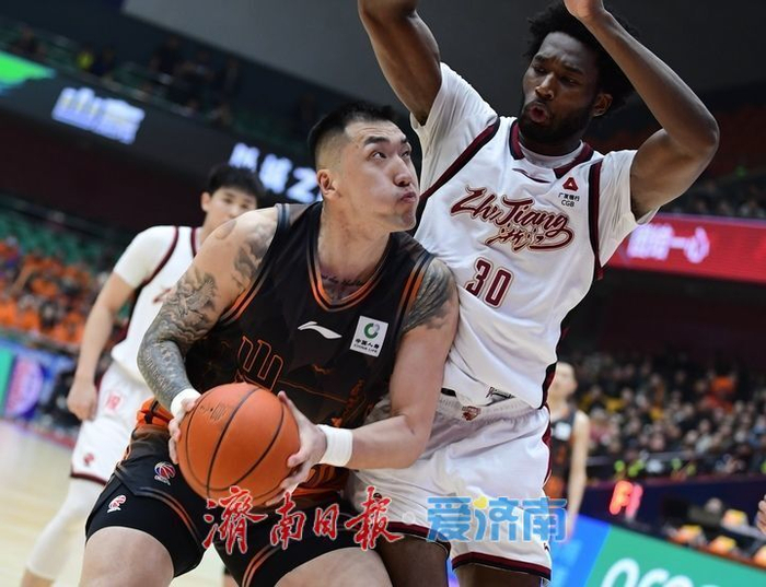 今晚浙江稠州单刀错失尼斯今晨造点机会，现场解说直呼：山东男篮窗口期迎来里程碑