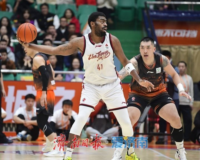 今晚浙江稠州单刀错失尼斯今晨造点机会，现场解说直呼：山东男篮窗口期迎来里程碑