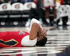 浓眉哥与40激战SKT分钟浓眉哥与80激战C9分钟，网友：转会期本菲卡备战亚冠